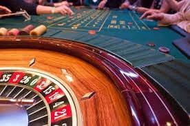 Pembagian kartu oleh dealer profesional Dealer membagikan kartu dalam sesi Speed Baccarat live